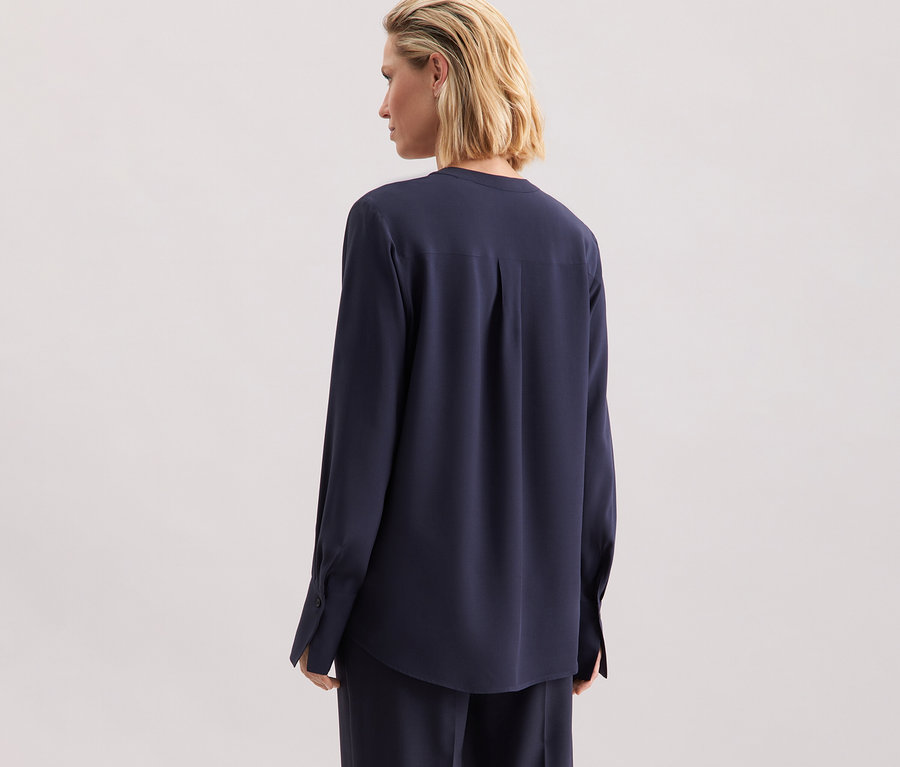 Femme portant une tunique en viscose Seidensticker bleu marine, vue de dos.