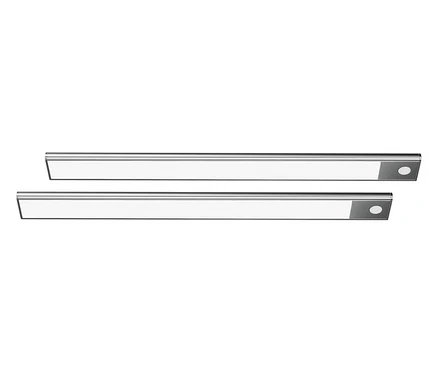 Deux lampes LED multifonctions rechargeables « CN3 » avec télécommande sont disposées parallèlement l'une à l'autre.