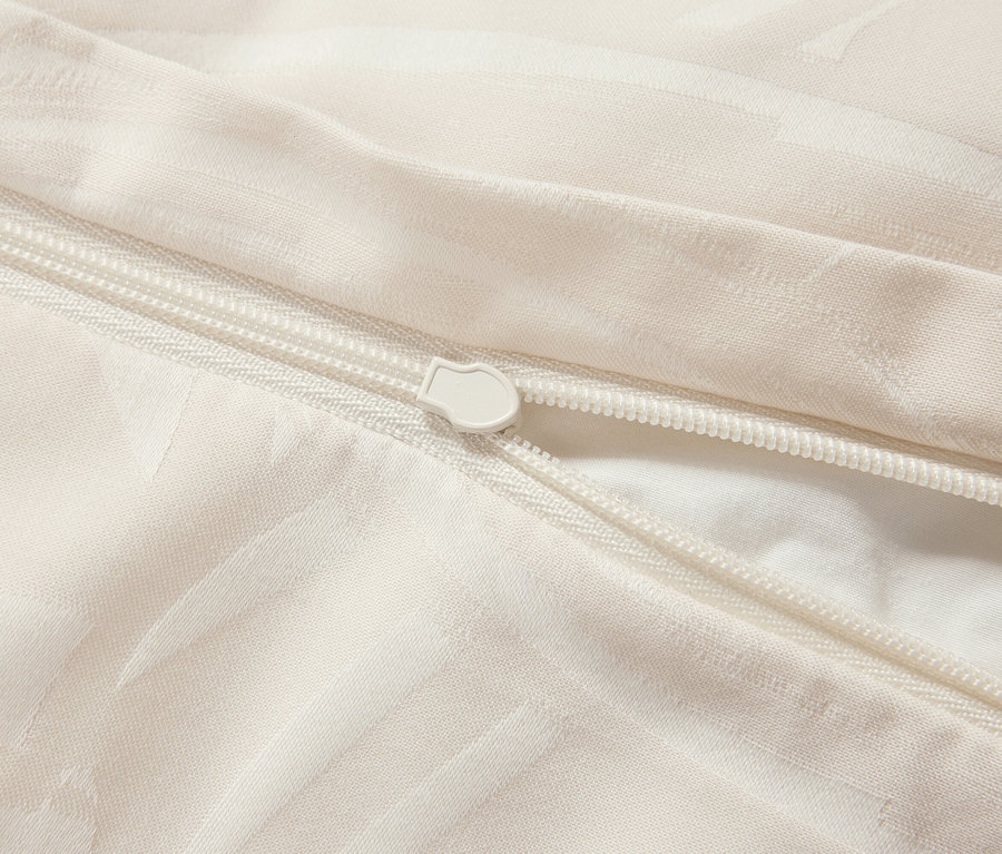 Gros plan d'une housse de couette blanche avec fermeture éclair.