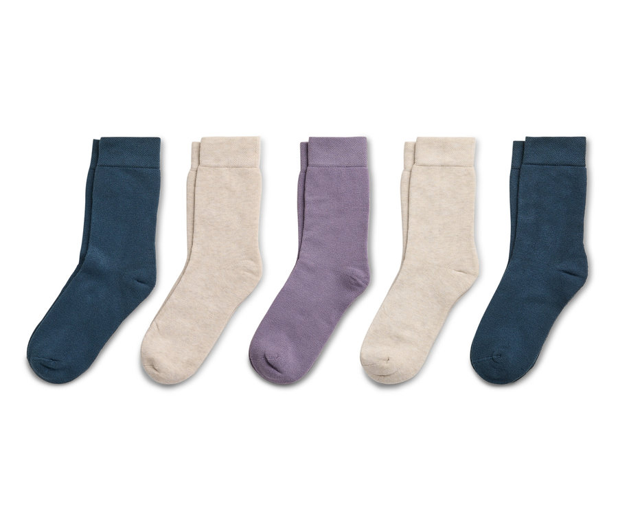 Cinq paires de chaussettes dans les couleurs bleu, beige et violet.