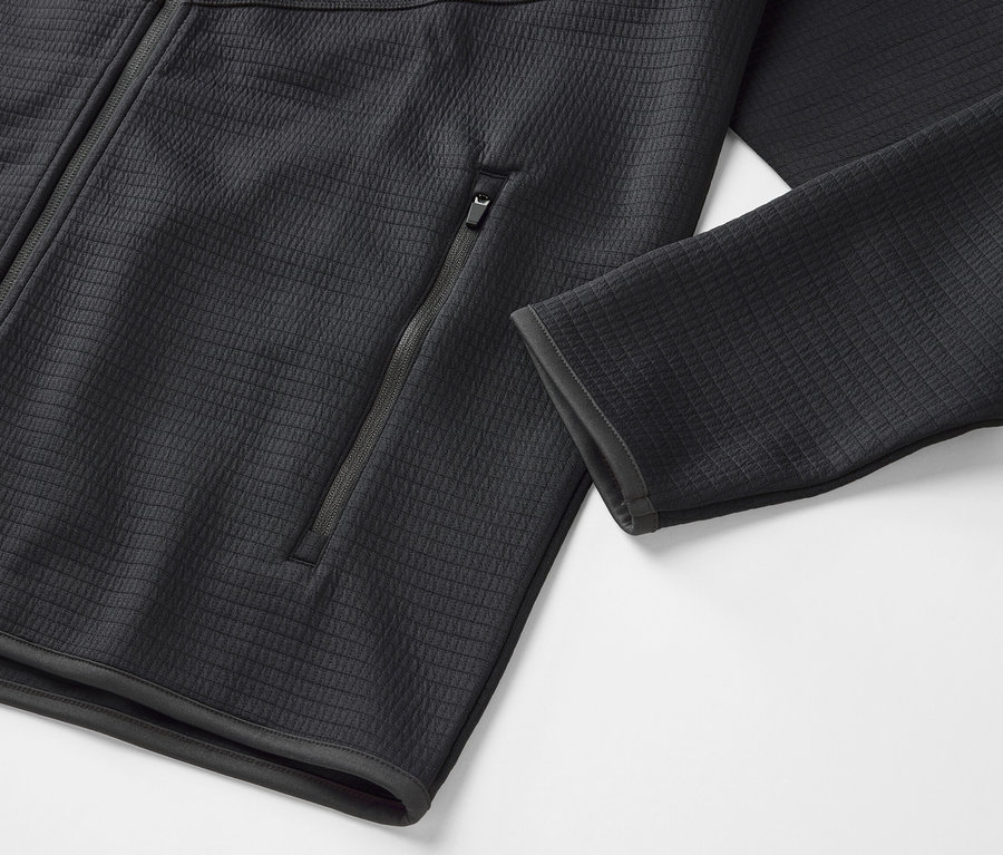 Gros plan sur une veste fonctionnelle anthracite.