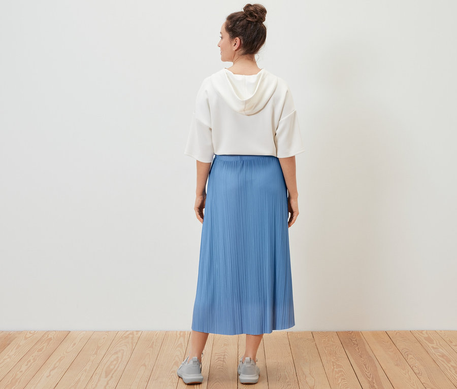 Femme portant une jupe plissée.