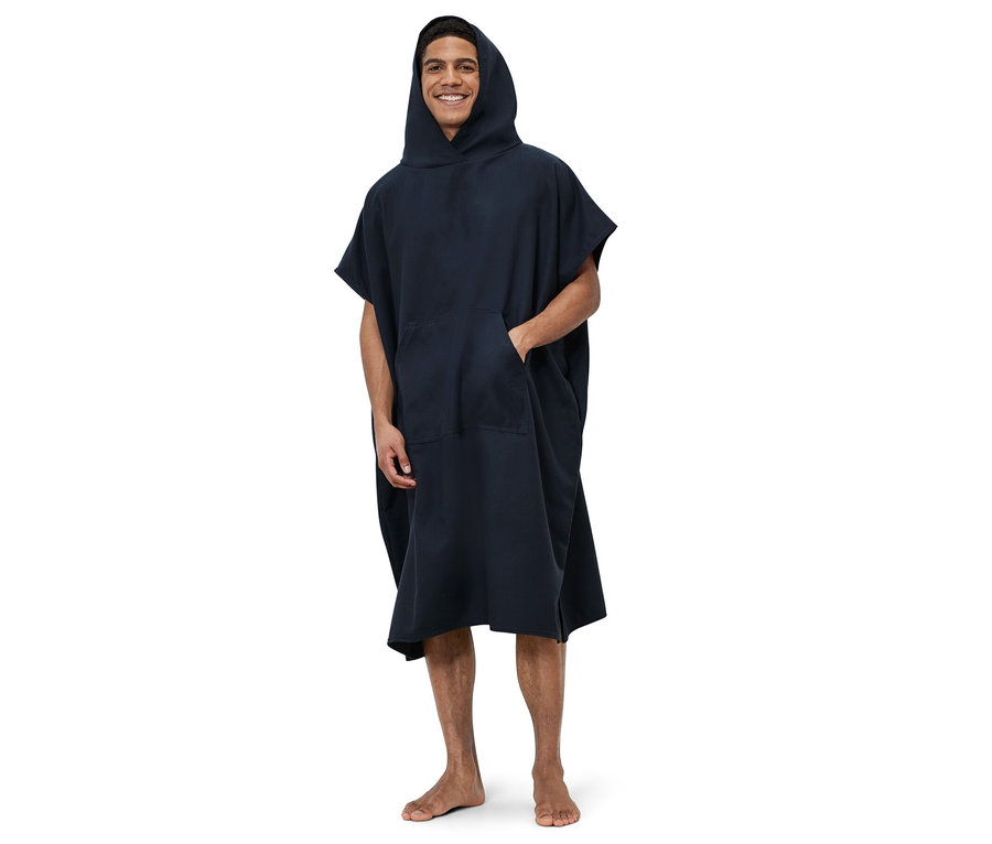 Un homme debout portant un poncho de change bleu.