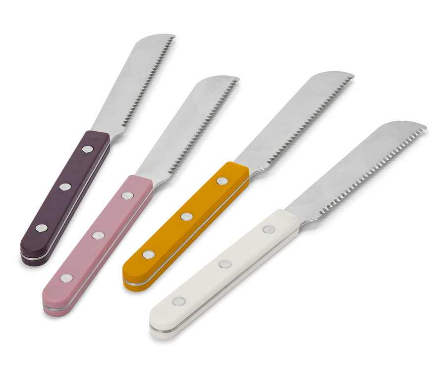 Quatre couteaux à beurre avec des manches colorés disposés en diagonale.