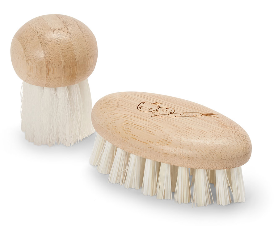 Deux brosses sur un fond blanc. Une brosse a un manche rond en bois et des poils blancs. La deuxième brosse a un manche ovale en bois et des poils blancs.