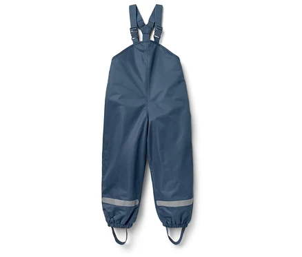 Salopette bleue avec des bandes réfléchissantes au bas des jambes.