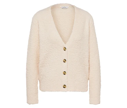 Un cardigan en tricot crème avec un col en V et des boutons marrons.