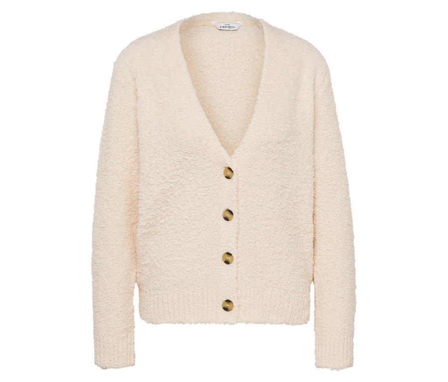 Un cardigan en tricot crème avec un col en V et des boutons marrons.