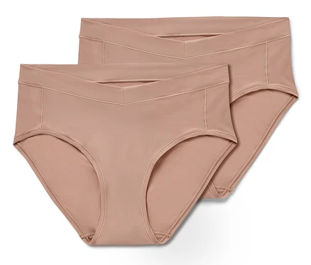 Deux culottes taille unique couleur chair l'une sur l'autre.