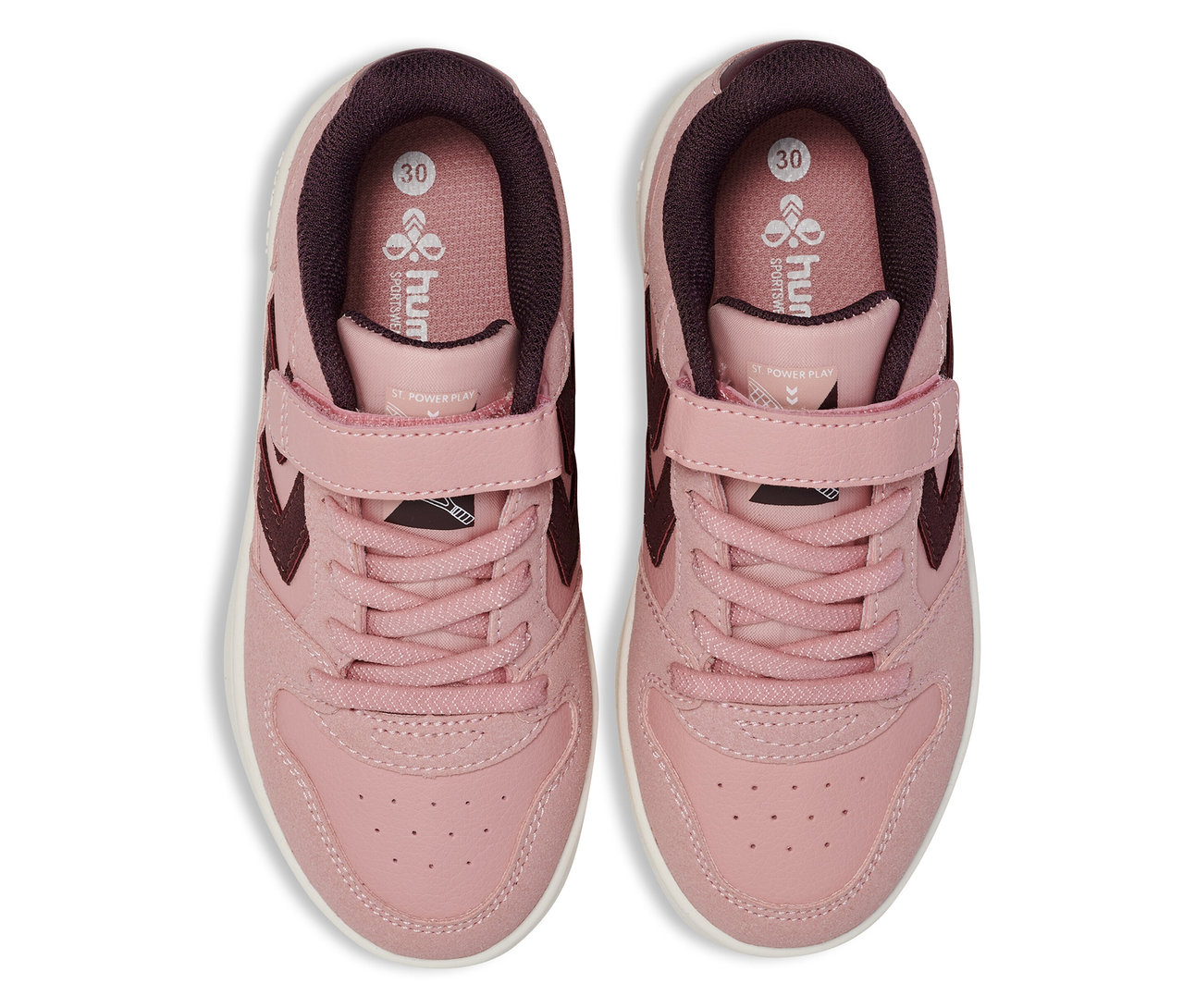 Vue de dessus d'une paire de chaussures roses HUMMEL ST Power play SP Jr. avec des détails violet foncé.