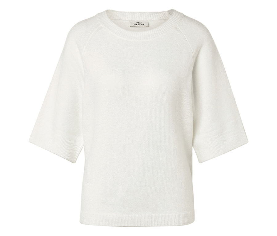 Pull de couleur crème avec des manches courtes et amples et une encolure ras du cou.