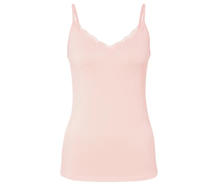 Un débardeur rose clair avec de la dentelle sur fond blanc.