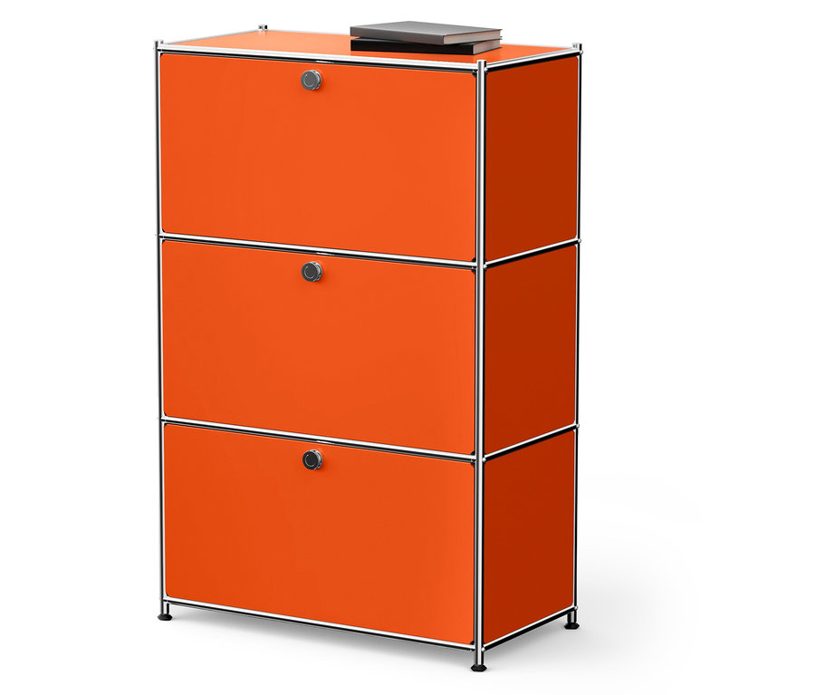 Armoire orange à trois étages avec un livre sur le dessus.