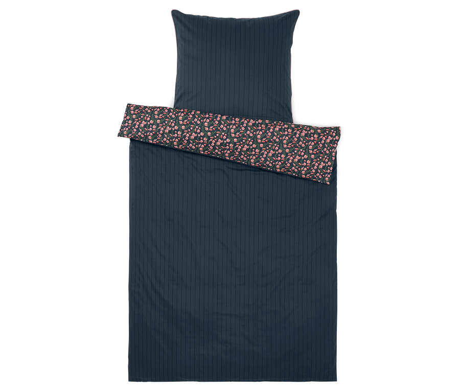Linge de lit bleu avec motif floral sur le rabat.