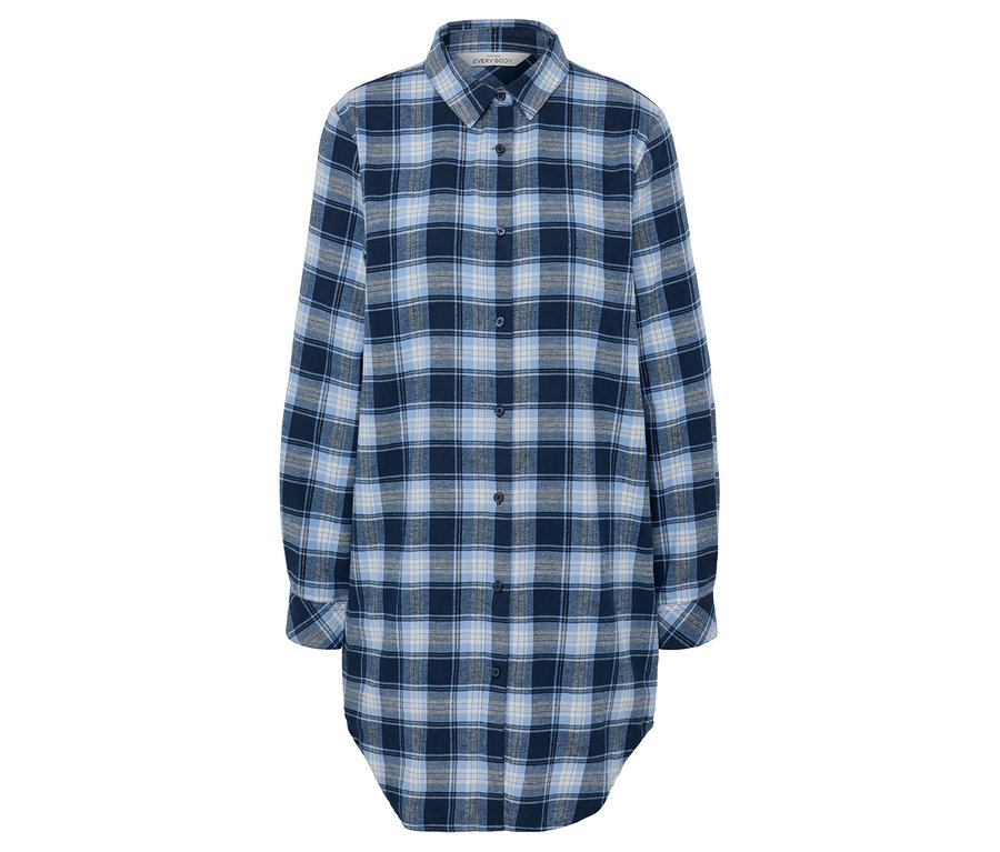 Longue chemise à carreaux bleu, gris et blanc.