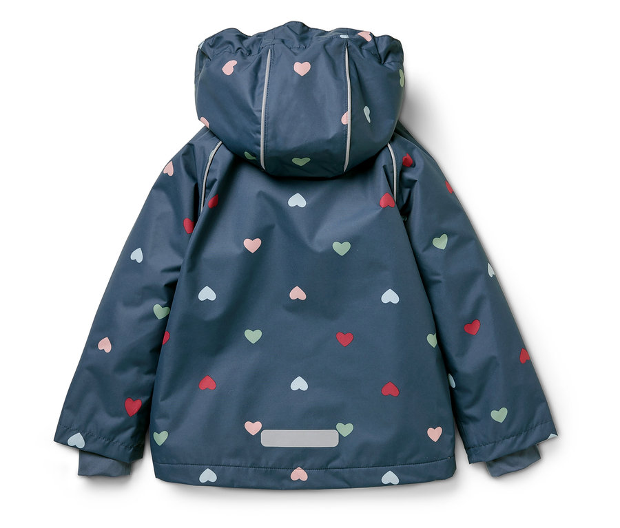 Veste bleue à capuche avec motif de cœurs.