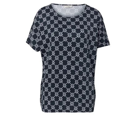 Un t-shirt bleu marine avec un motif floral blanc répétitif.