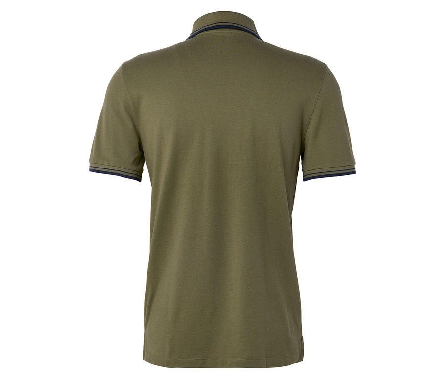 Vue arrière d'un polo vert olive avec des détails bleu marine au niveau du col et des manches.