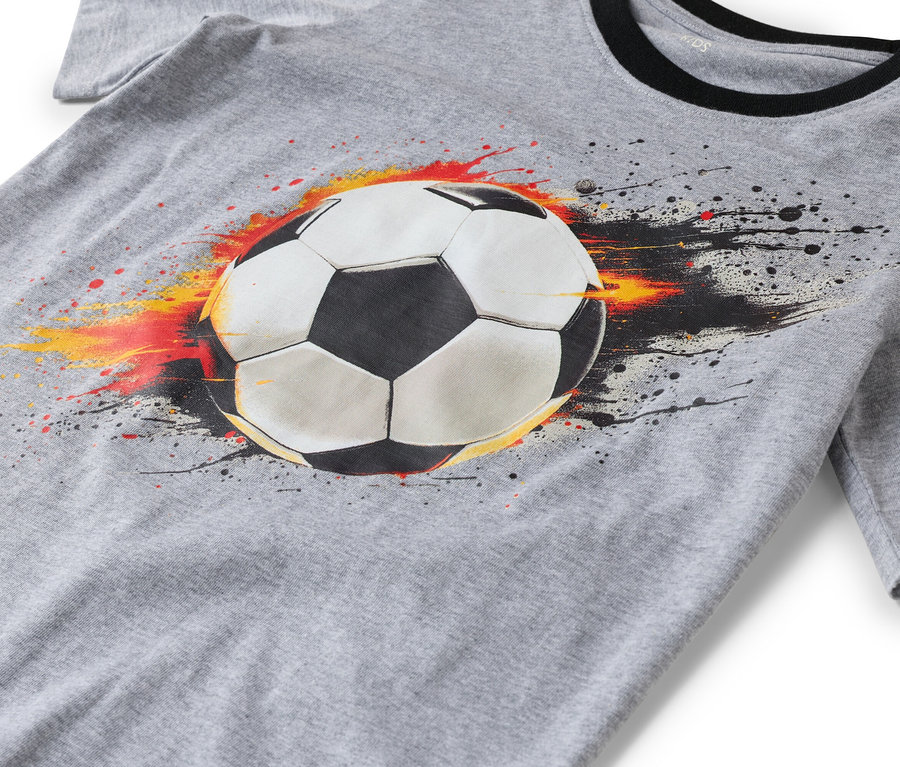 T-shirt gris avec un motif de ballon de football.