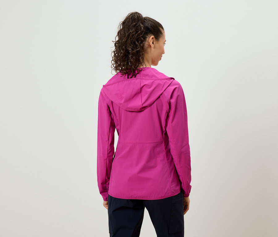 Vue arrière d'une femme portant une veste de pluie rose avec une queue de cheval.