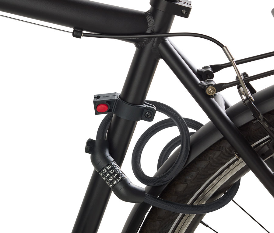 Gros plan d'un antivol de vélo noir avec un code numérique enroulé autour du cadre d'un vélo noir.