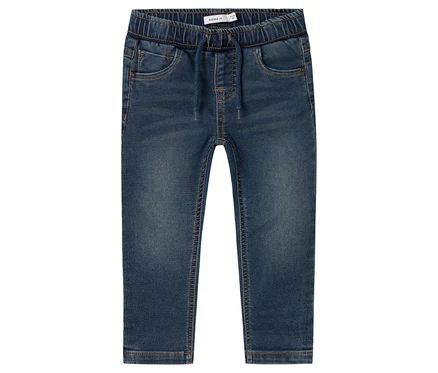 Un jean de survêtement bleu NAME IT est posé sur un fond blanc.
