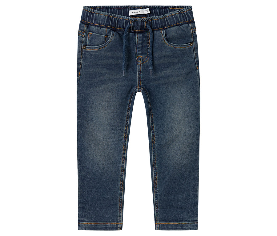 Un jean de survêtement bleu NAME IT est posé sur un fond blanc.