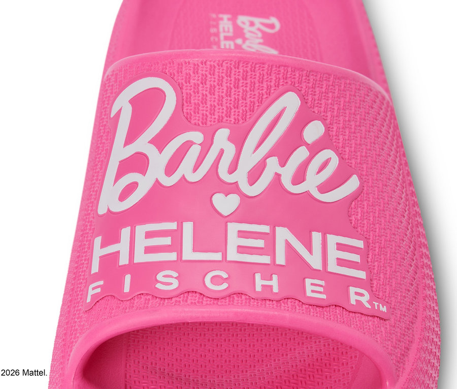 Gros plan d'une sandale de bain rose Barbie Helene Fischer.