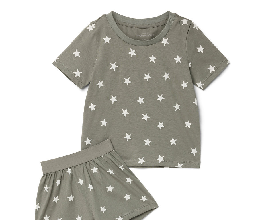 Un ensemble de pyjama gris avec des étoiles blanches, composé d'un haut à manches courtes et d'un short.
