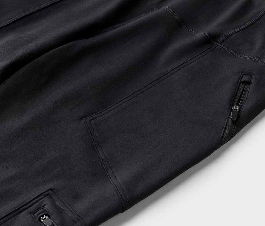 Vue détaillée d'un pantalon noir avec une poche zippée.