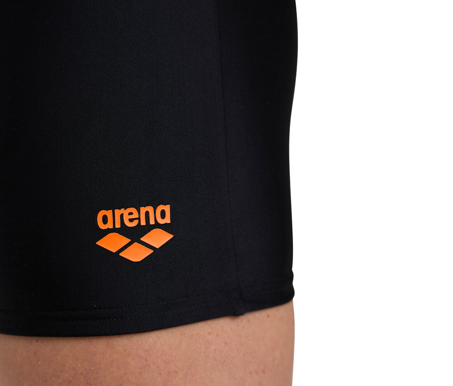 Gros plan d'un slip de bain noir avec le logo Arena orange.