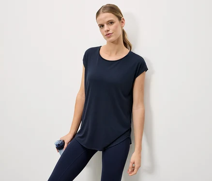Femme portant un t-shirt bleu et un legging, tenant une bouteille d'eau bleue.