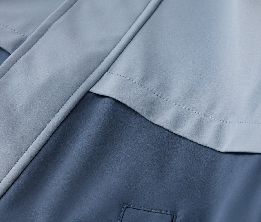 Gros plan d'un tissu bleu clair et bleu foncé avec des détails de couture.