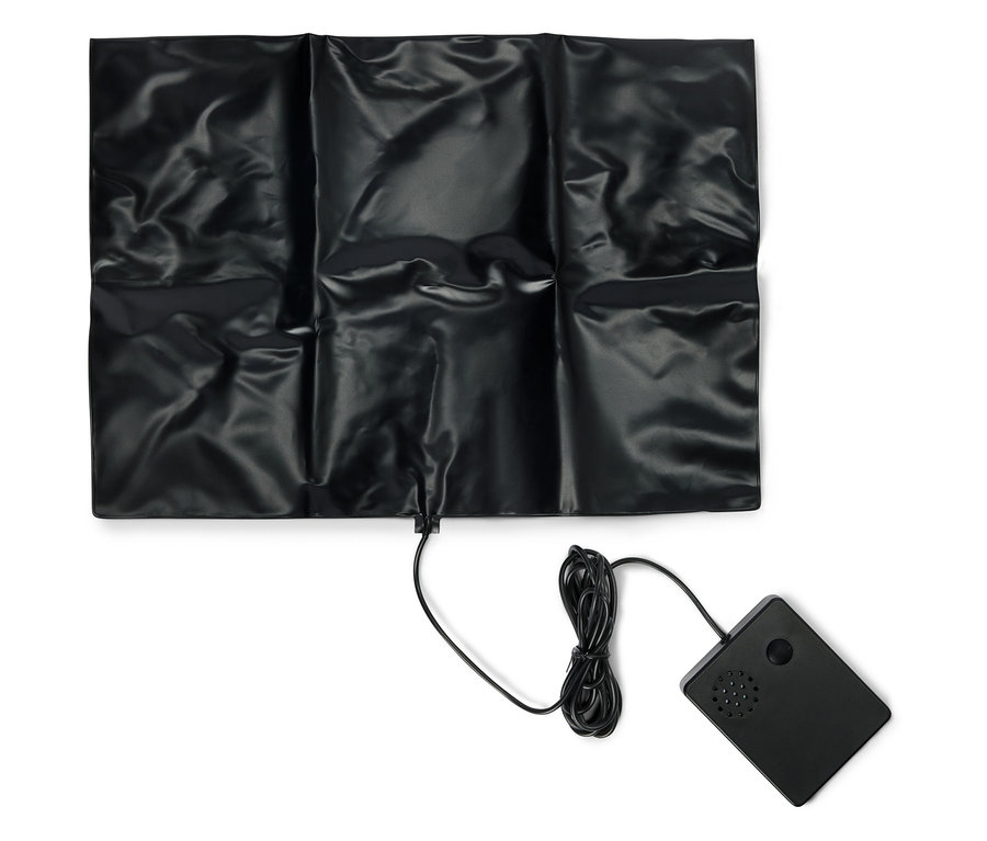 Tapis chauffant noir avec câble et contrôleur noir sur fond blanc.