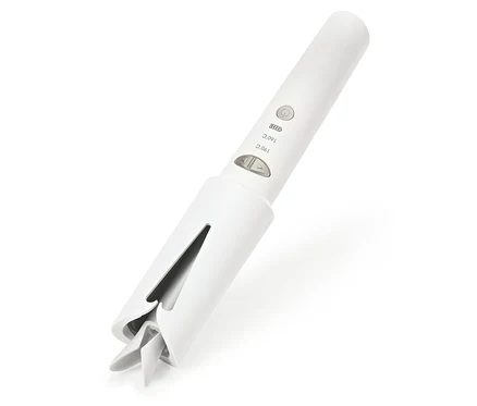 Fer à friser automatique sans fil blanc avec réglages de température sur fond blanc.