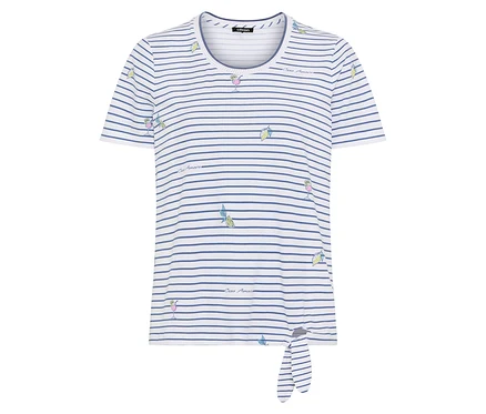 Un t-shirt blanc à rayures bleues et petits motifs de citrons et cocktails est visible sur un fond blanc.