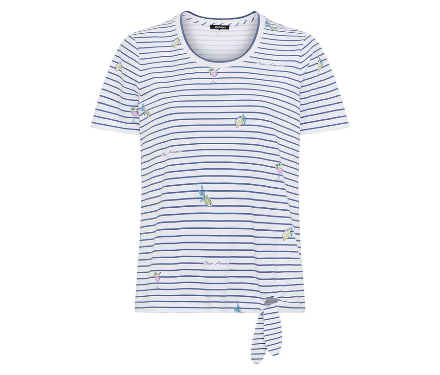 Un t-shirt blanc à rayures bleues et petits motifs de citrons et cocktails est visible sur un fond blanc.