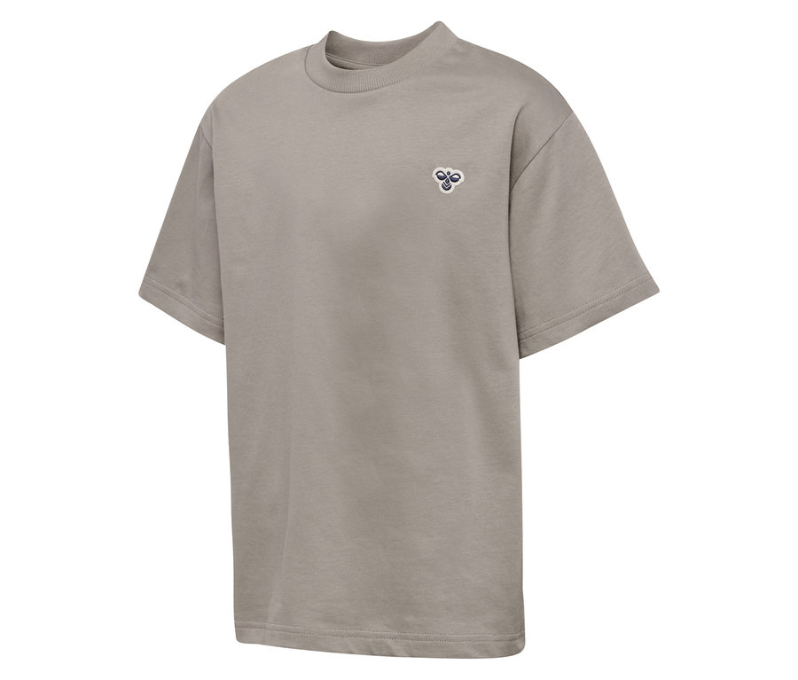Gros plan sur un t-shirt ample hummel® HMLJR marron avec un petit logo sur la poitrine.