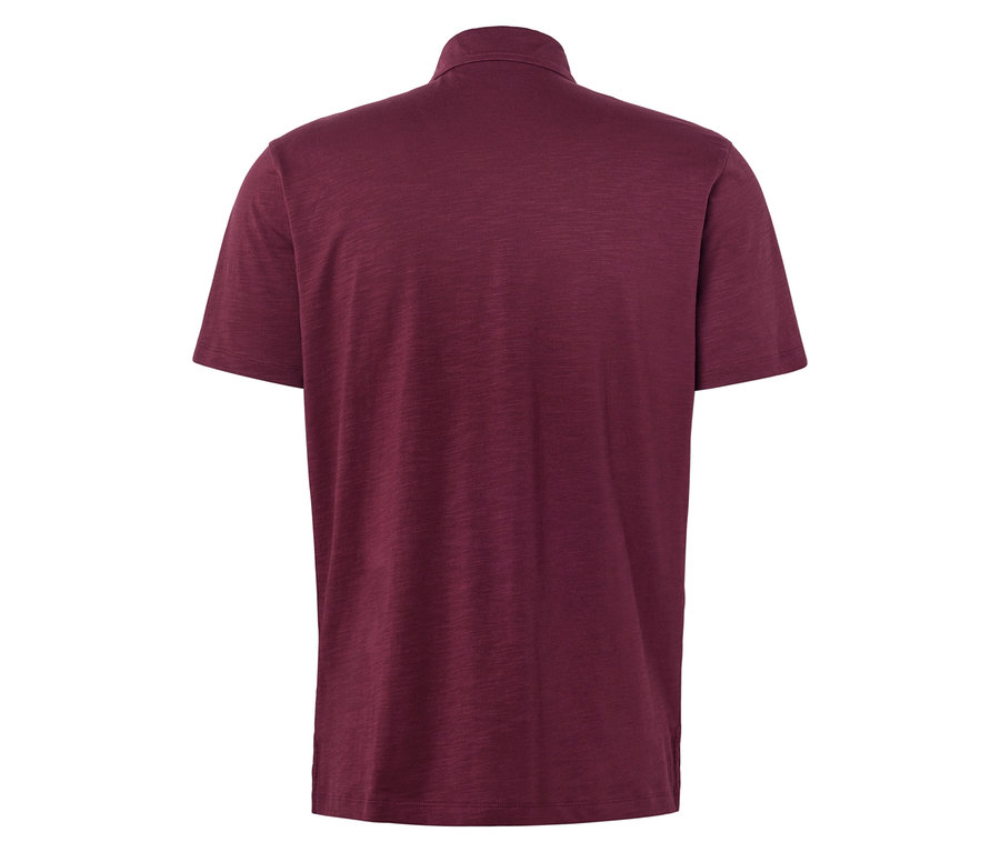 Vue arrière d'un polo bordeaux à manches courtes avec fermeture boutonnée.