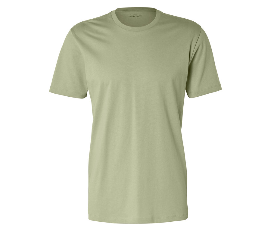 Un t-shirt vert clair à col rond est posé à plat sur un fond blanc.