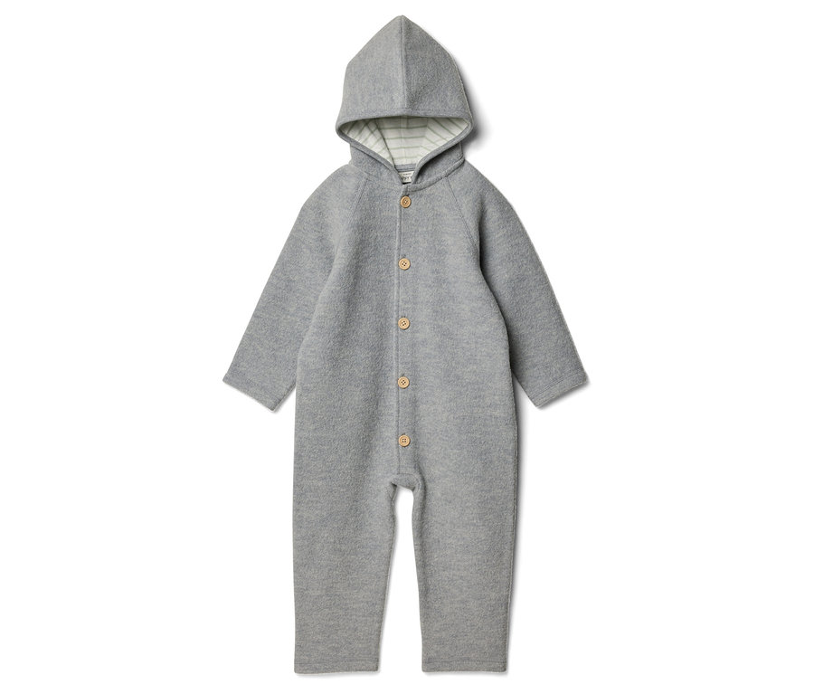 Combinaison grise à capuche et à boutons pour bébé sur fond blanc.