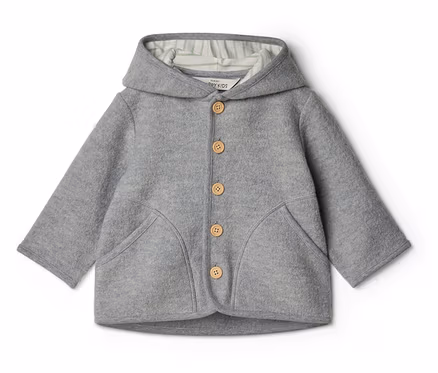 Veste grise à capuche pour enfant avec fermeture boutonnée et poches sur fond blanc.