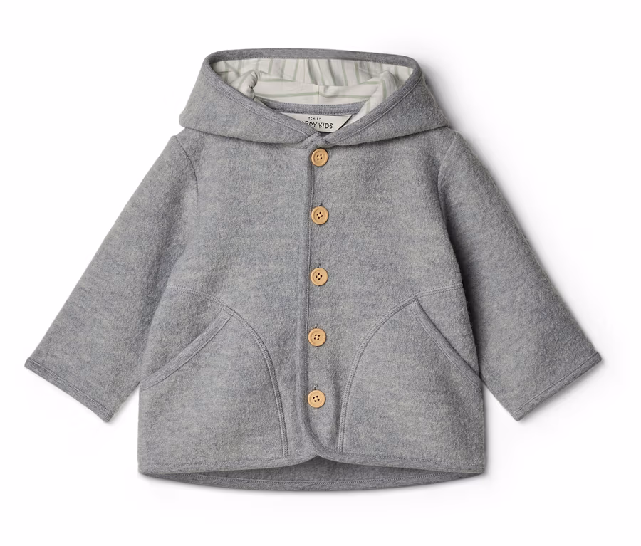 Veste grise à capuche pour enfant avec fermeture boutonnée et poches sur fond blanc.