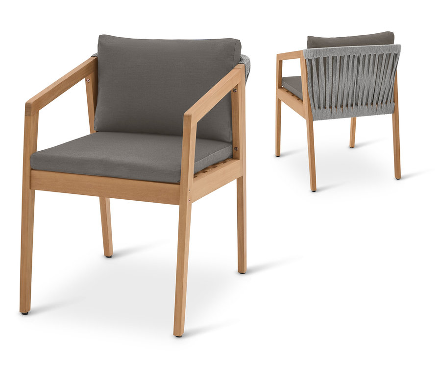 Deux chaises de jardin avec cadre en bois marron clair et coussins gris. Une chaise de jardin, dossier tressé, est vue de dos.