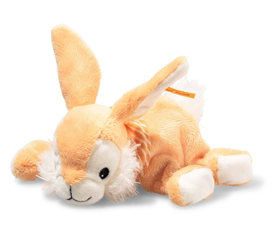 Un lapin en peluche orange est allongé sur le ventre.