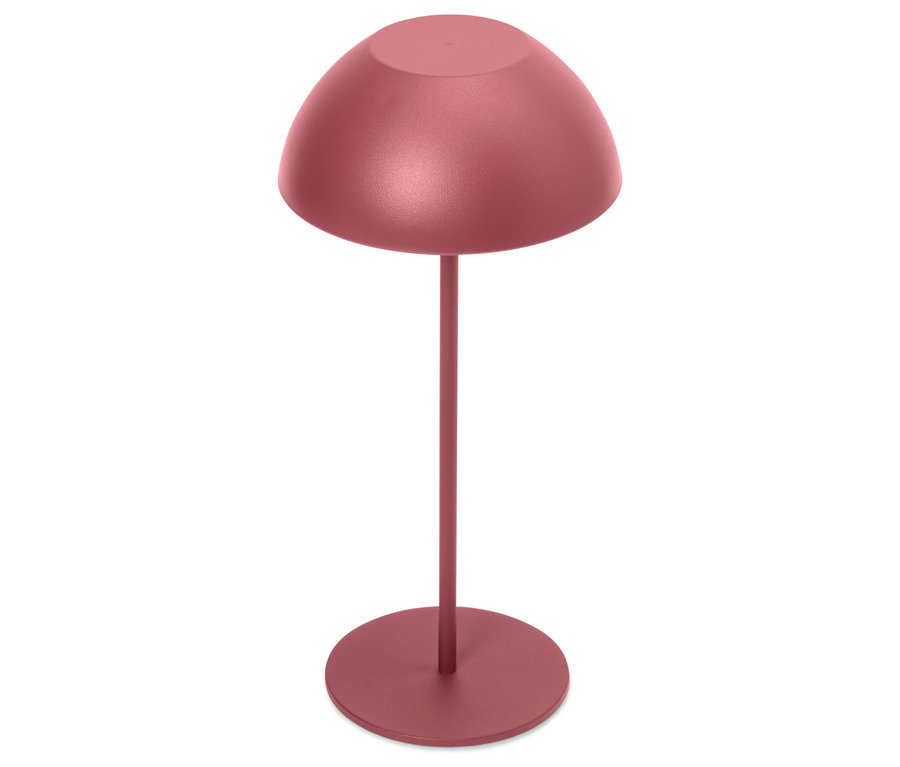 Une seule lampe en or rose se dresse sur un fond blanc.