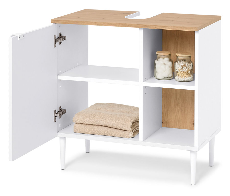 Meuble de salle de bain blanc avec un dessus de comptoir marron clair, une porte ouverte, des serviettes et des pots contenant des cotons et des cotons-tiges.