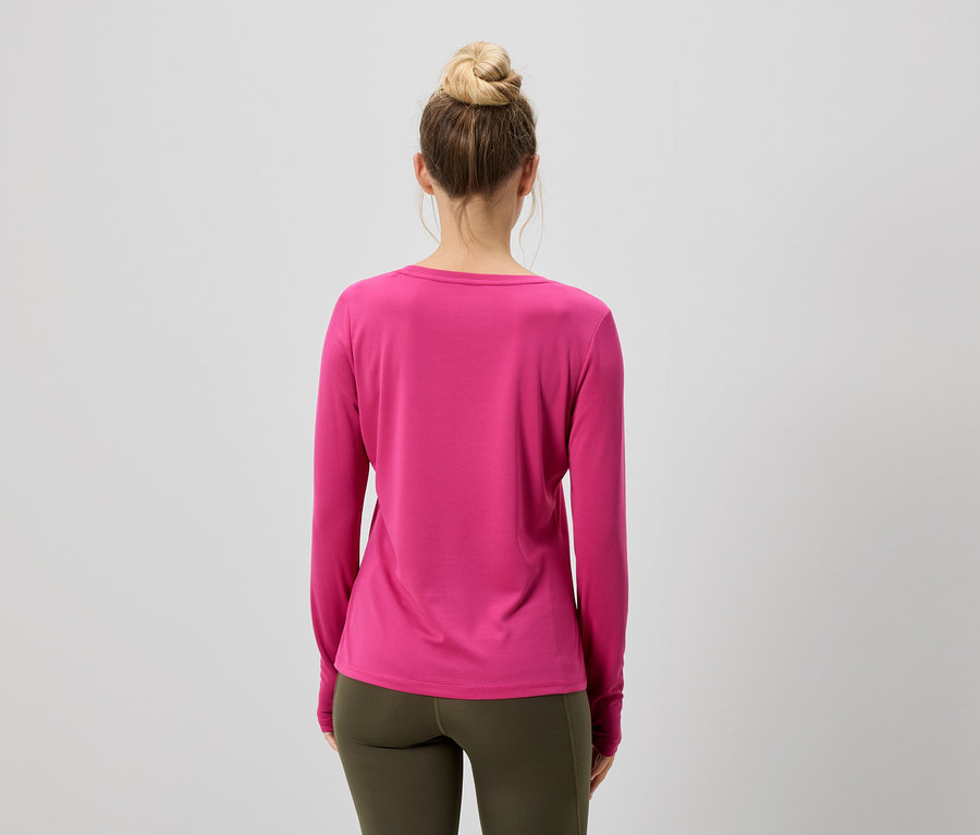 Vue de dos d'une femme avec un chignon, portant un t-shirt rose à manches longues et un legging vert olive.
