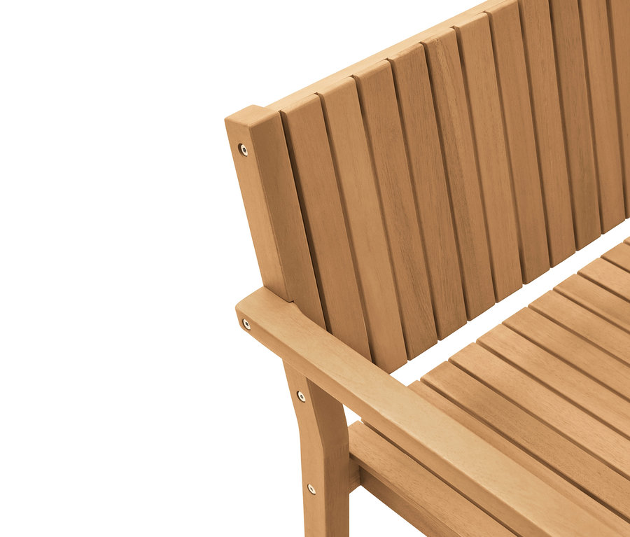 Gros plan d'un banc de jardin en bois avec accoudoir et dossier.