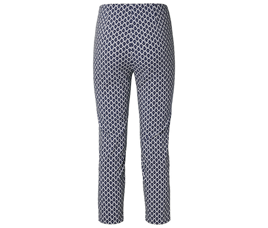 Pantalon à motif bleu et blanc.